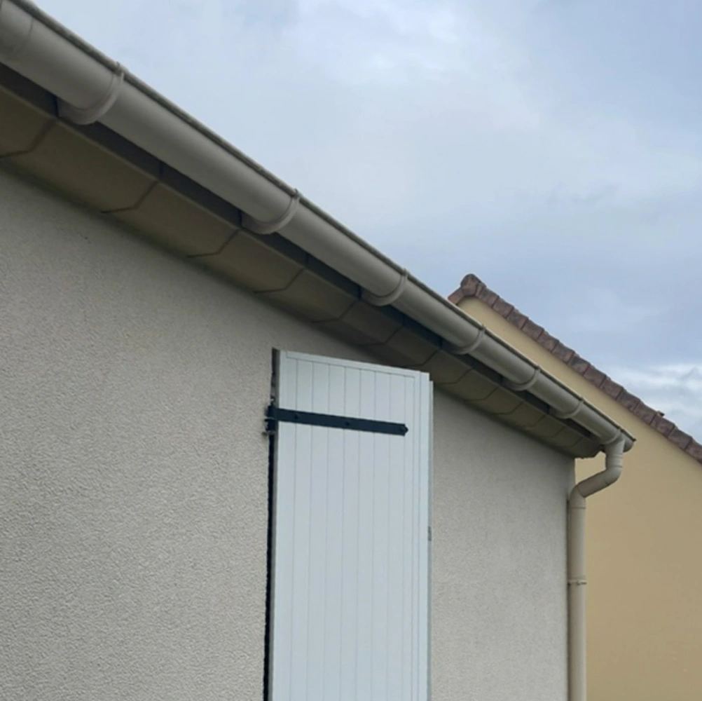 Une ancienne gouttière en PVC