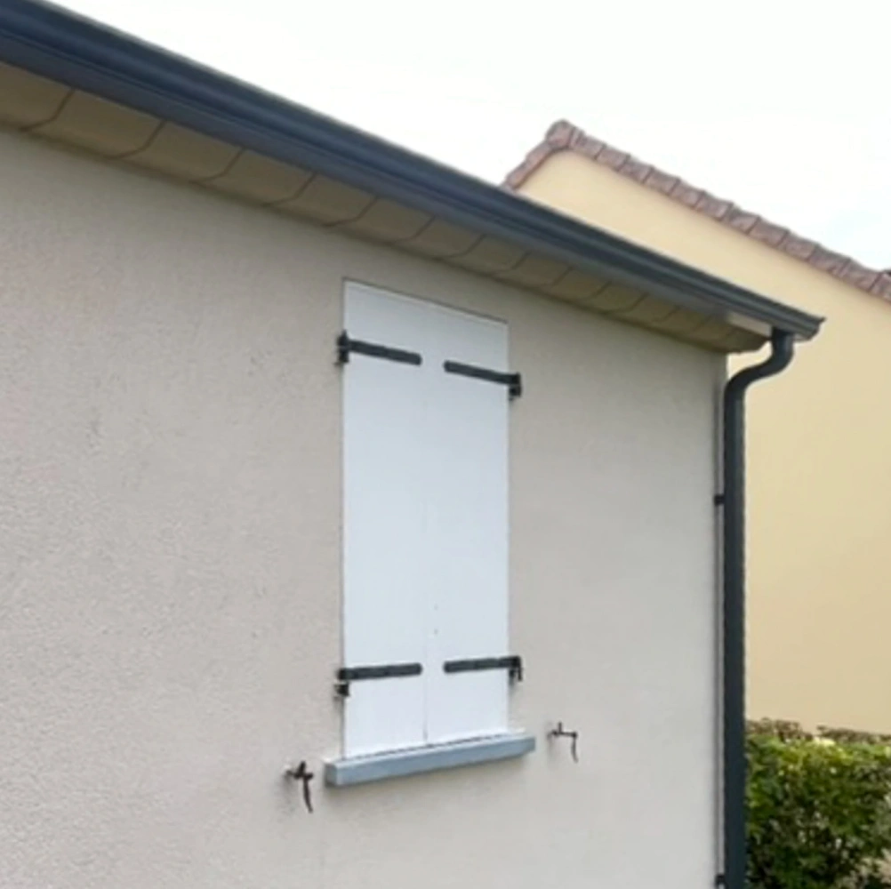 Une nouvelle gouttière en aluminium sur mesure